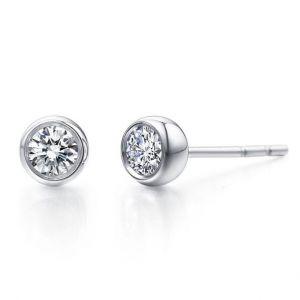 Round diamond stud earrings