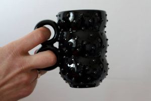 Чорна керамічна чашка в 3 яруси