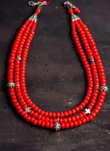 3 rows glass beaded necklace