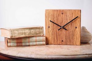 Квадратний дерев'яний настінний годинник