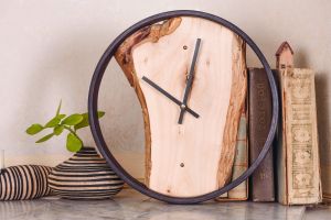 Дерев'яний круглий настінний годинник
