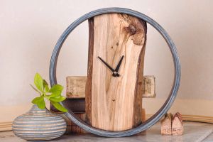 Круглий дерев'яний настінний годинник