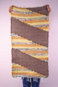 Тканий коричневий килимок