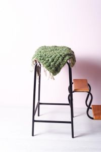 Зелена накидка на стілець
