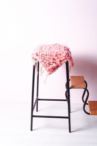 Рожевий коврик на стілець