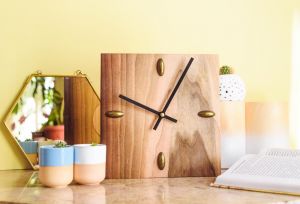 Декоративний дерев'яний настінний годинник