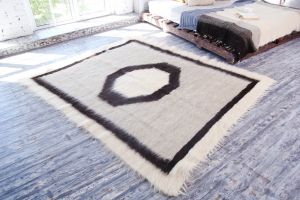 Світло-сірий пухнастий килим