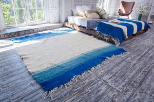 Вовняний біло-блакитний килим