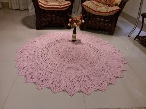 Рожевий в'язаний килимок