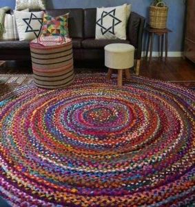 Кольоровий в'язаний килим для спальні