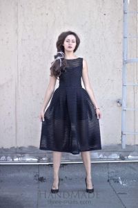 Чорна сукня ручної роботи в смужку
