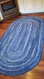 Великий синій в'язаний килим