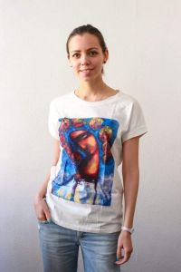Бавовняна футболка “Дівчина на синьому тлі” жіноча
