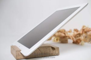 Дерев'яна підставка для iPad
