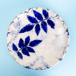 Тарілка з синіми листочками