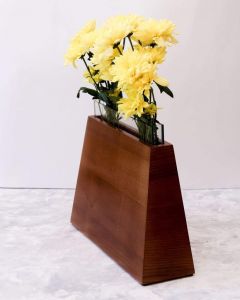 Коричнева ваза для квітів
