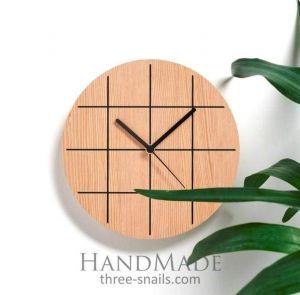 Настінний дерев'яний годинник
