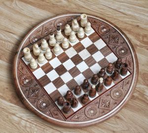 Round chess set with board, 