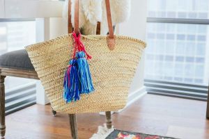 Плетена сумка з помпонами
