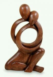Романтична дерев'яна скульптура
