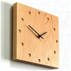 Квадратний дерев'яний годинник на стіну