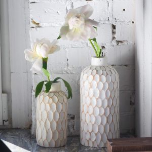 Настільна біла ваза для квітів