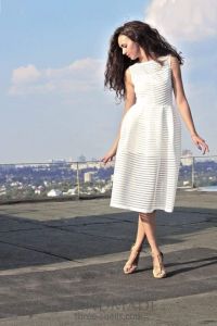 Біла сукня ручної роботи в смужку