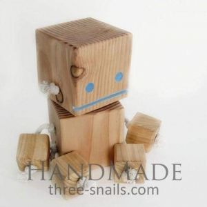 Дерев'яна іграшка робот