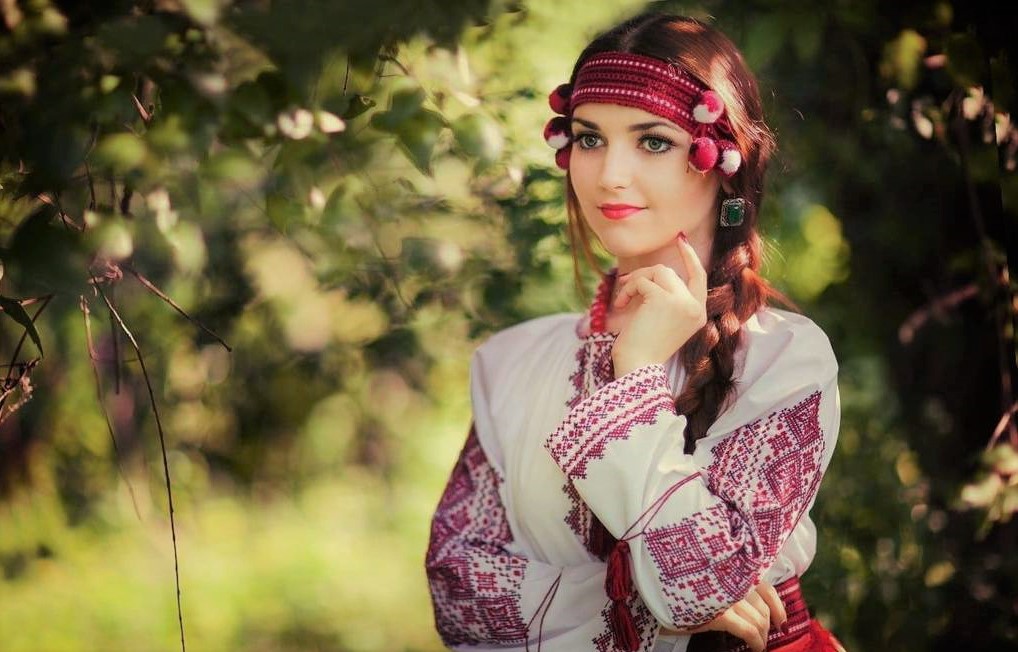 Пишна коса – плетений символ дівочої української краси