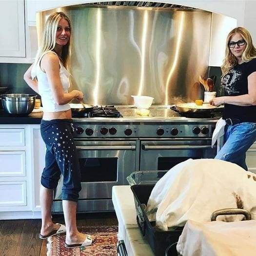 girls on the kitchen