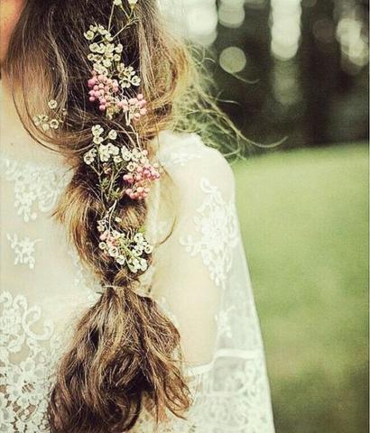 квіти у волоссі