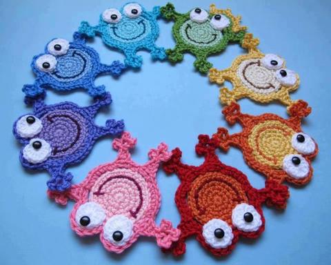 Knitted froggy trivets for hot cups